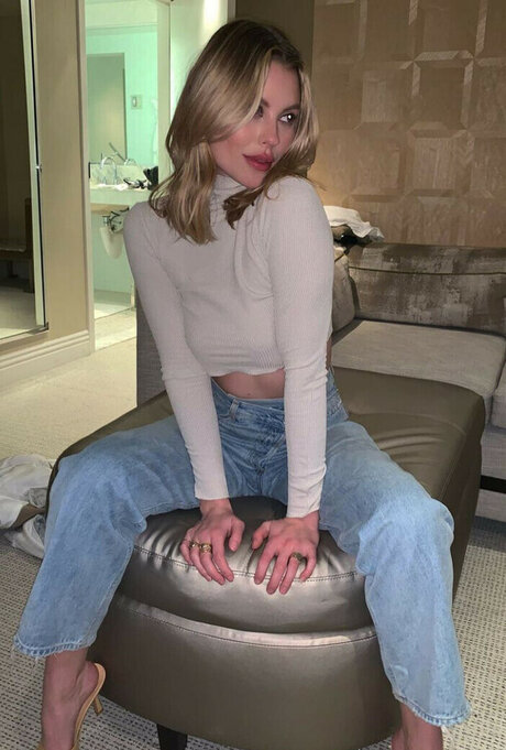 Emily Bishop ポルノスター エロティック 写真