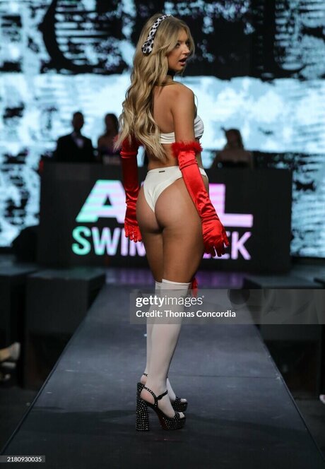 Shae Smolik セックスモデル 画像