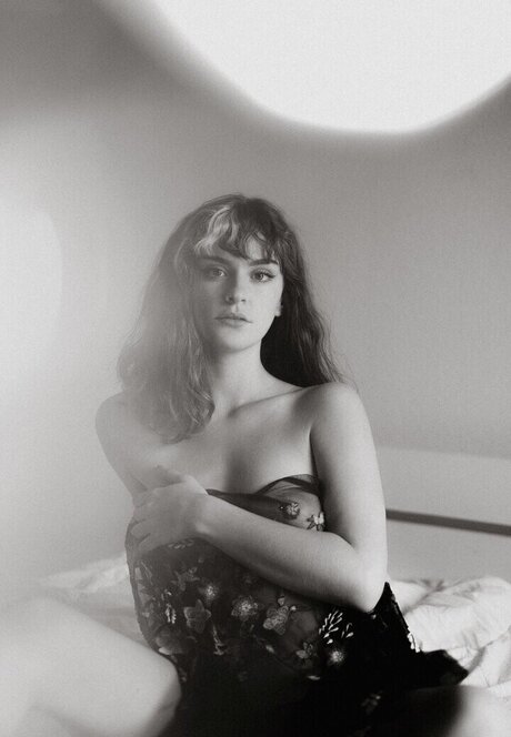 Emeline Faure 裸のポルノスター 写真