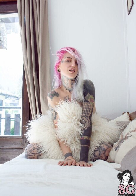 gladycesuicide スター 裸 写真