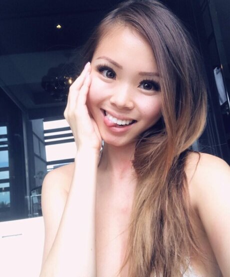 Maggie Sin 美しいポルノスター 写真