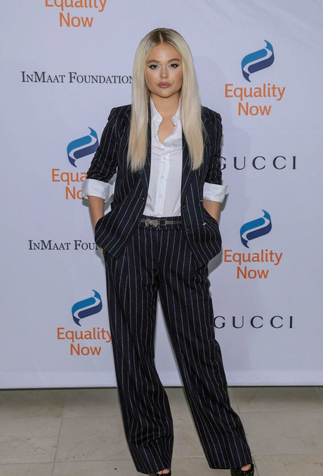 Emily Alyn Lind ホットなモデル 写真