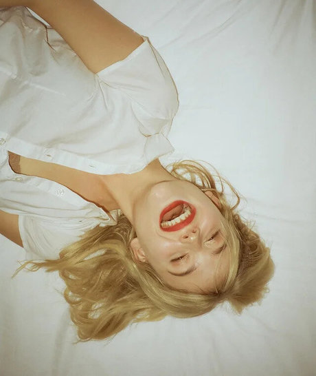 Emily Alyn Lind ヌードスター 写真