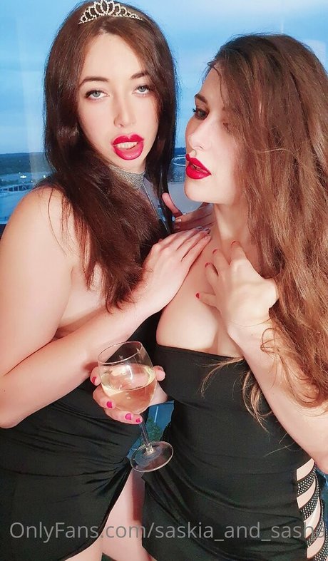 Saskia And Sasha xxxポルノスター 写真