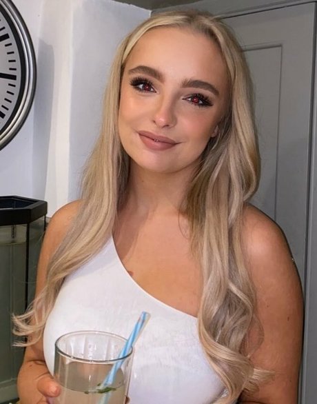 Emily Hewertson ポルノスター ヌード アーカイブ