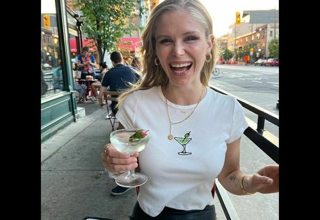 Erin Moriarty ポルノ女優 写真