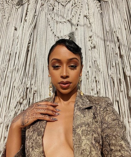 Liza Koshy セックススター ギャラリー