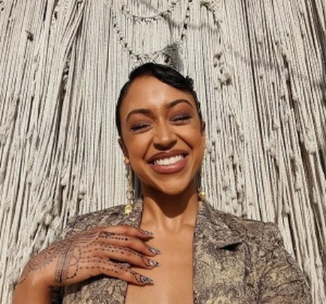 Liza Koshy エロティックなポルノスター 写真