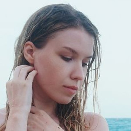 筋肉質な女性 オンリーファンズ 無料ヌード 写真