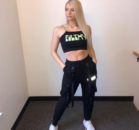 Grace Witham スター 裸 画像