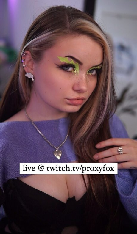 Proxyfox ヌードスター 写真