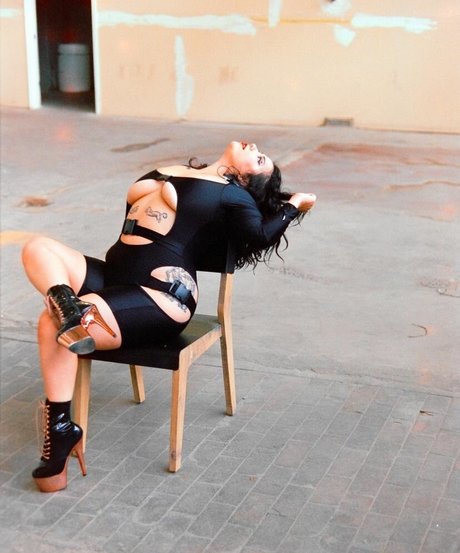 Suki Jade エロティックなモデル 写真