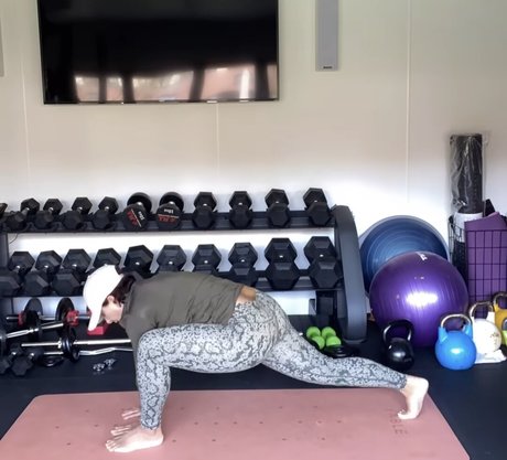 Saira Khan 裸モデル 画像