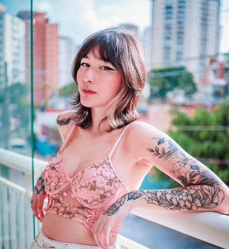 Julia Cristina 高品質モデル 画像