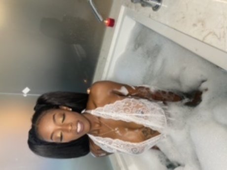 Lilys Waters ポルノモデル 写真