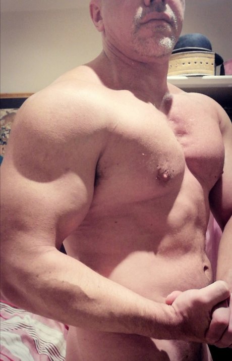 Muscles McDadBod ヌードスター 写真