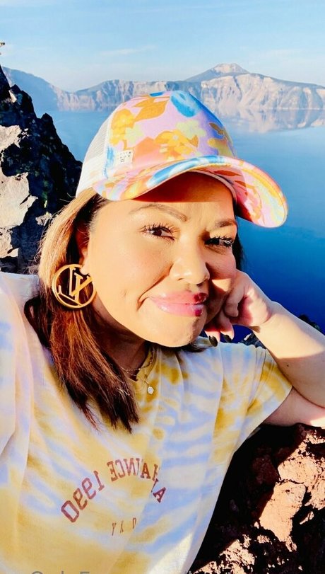 bustycougar 裸のスター 写真