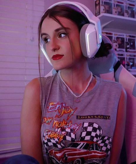 Maggie Roscher ヌードスター ギャラリー