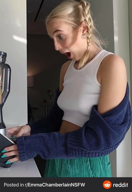 Emma Chamberlain 裸のポルノスター 写真