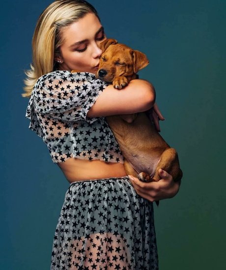 Florence Pugh ヌードモデル ギャラリー