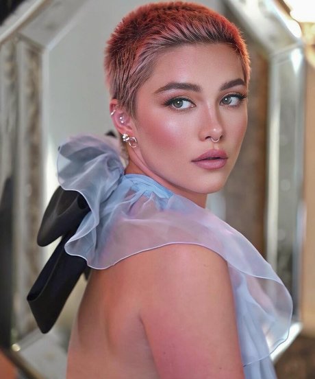 Florence Pugh ポルノスター エロティック ギャラリー