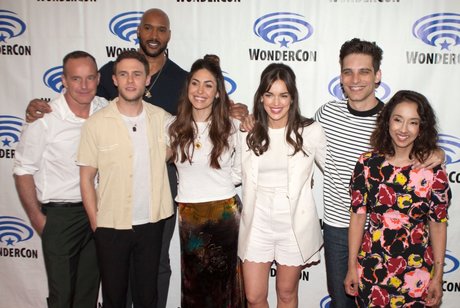 Elizabeth Henstridge 完璧なモデル 写真