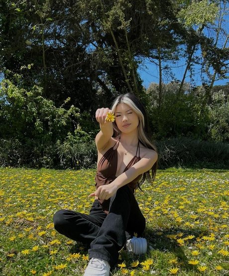 小さいチンポのシーメールOnlyFans 無料セクシー 写真