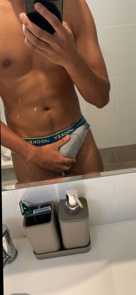 Pravat Singh 裸モデル 画像