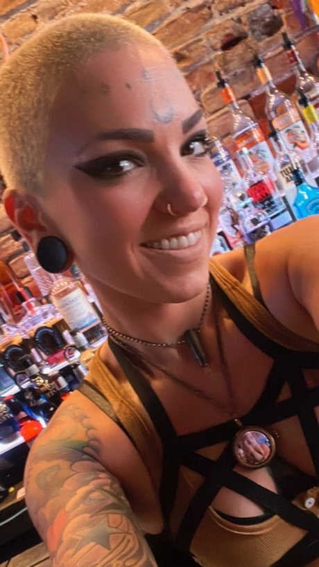 Pixie LeHaj スター 裸 画像