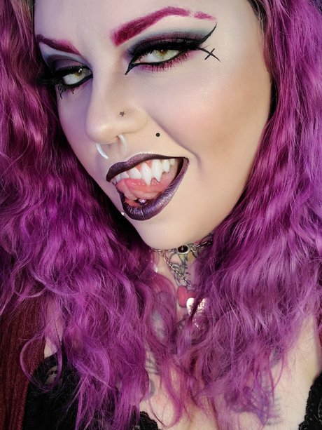 Queen Of Sin 裸のスター 画像
