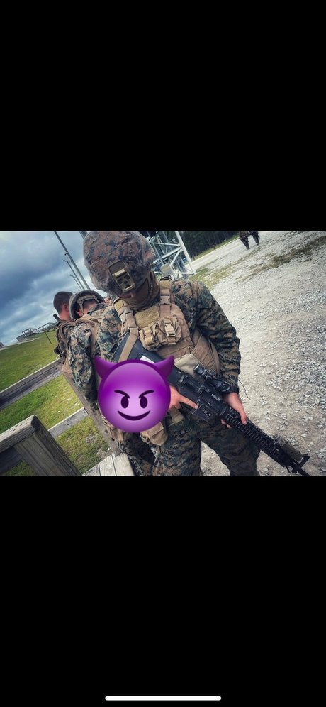 YourMilitaryMan かわいいモデル 写真