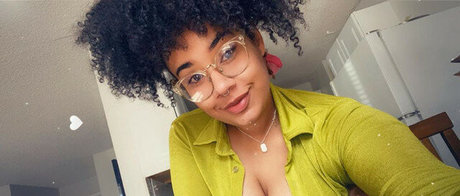 Elusivemulatto セクシーモデル 写真