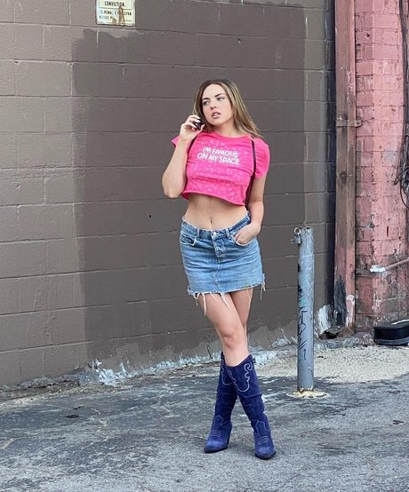 Madeleine Byrne 裸モデル 写真