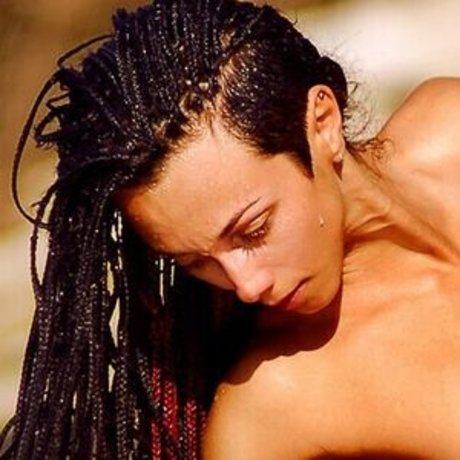 Aisha Ahmedova ヌードモデル 写真
