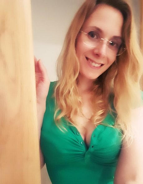 熟女の手コキOnlyFans セクシーヌード 写真