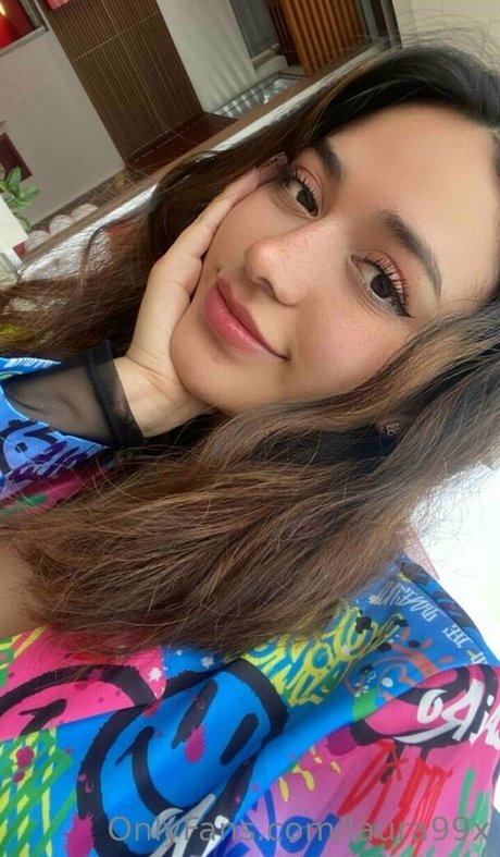 laura99x ホット女優 写真