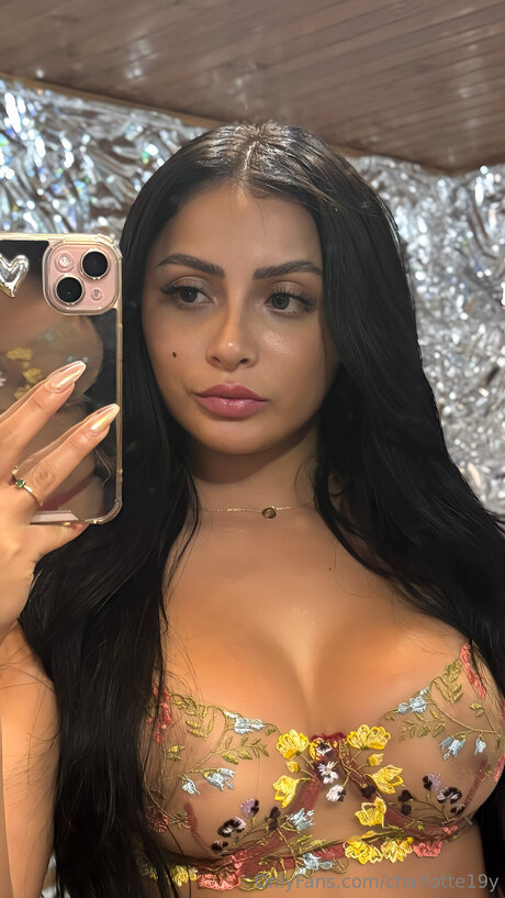 charlotte19y ヌードのポルノスター 写真