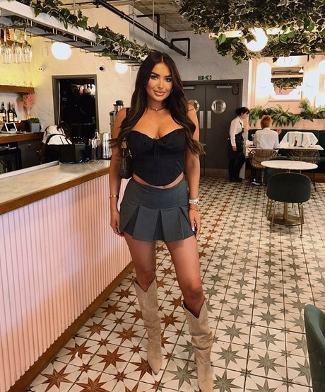 美しいラテン系オンリーファンズ セックス 写真