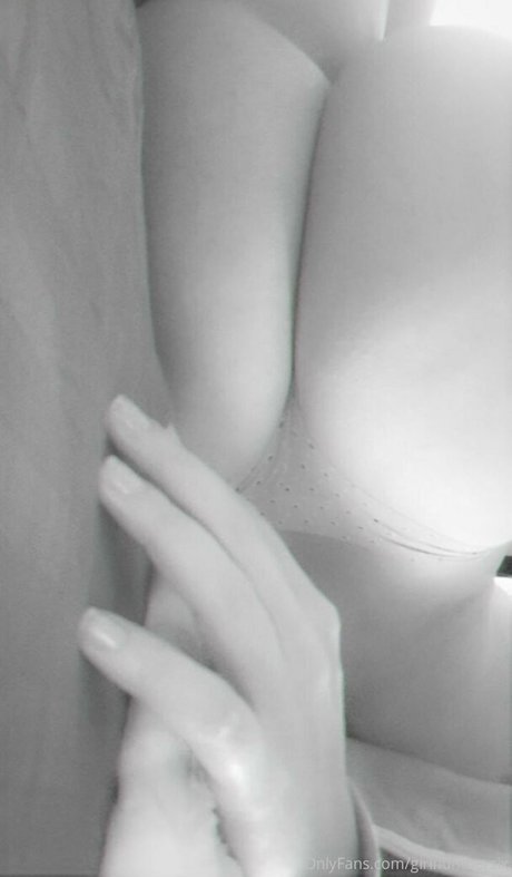 girlnumbersix スター 裸 画像