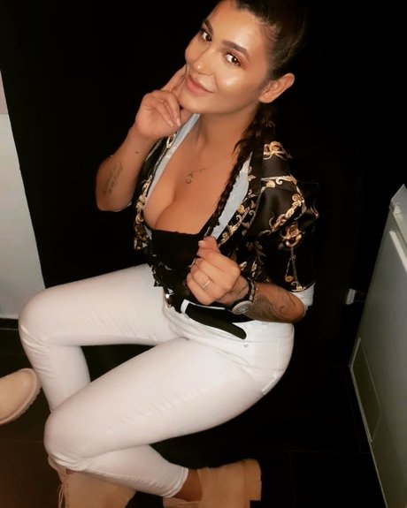 Mikela Denisa ポルノスター パーフェクト 写真