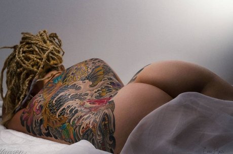 Mimo Moore ヌードスター 写真