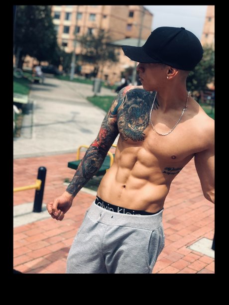 Cesar Martinez95 ヌードモデル 写真
