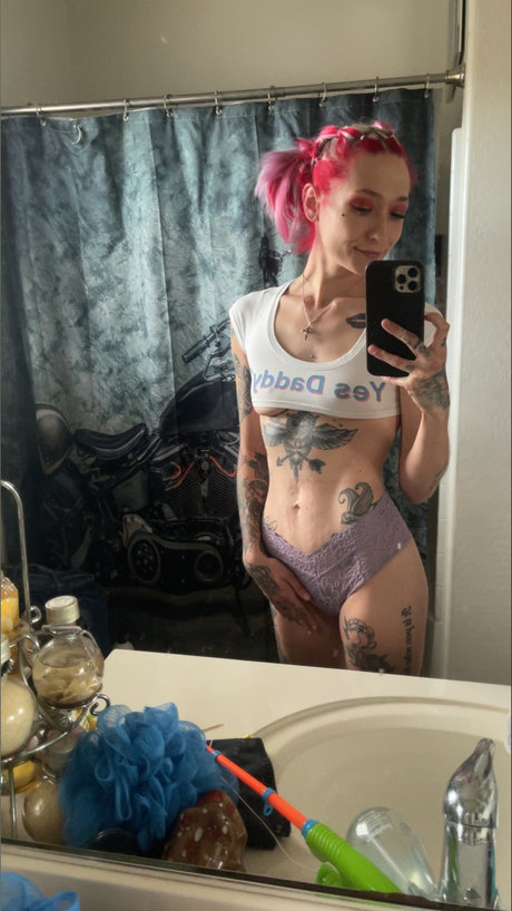 Karly Mitchell ポルノスター アート 画像
