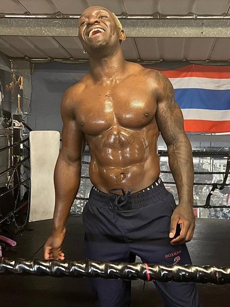 MR DARK CHOCOLATE 美しいポルノスター 画像