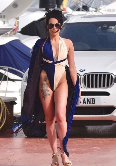 Stephanie Davis スター ヌード 写真