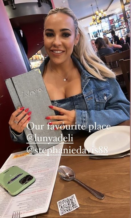 Stephanie Davis 独占スター アーカイブ