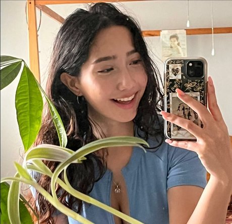 Sabrina Pezeshkian かわいいスター 画像