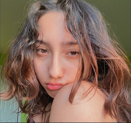 Sabrina Pezeshkian ヌードモデル 画像