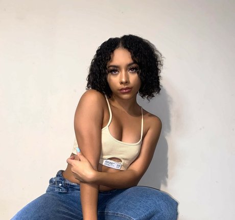Alix Lapri 最高のスター ギャラリー