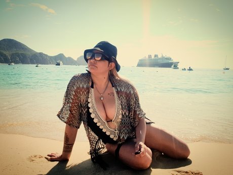 デカ尻ジーンズ OnlyFans ヌード 写真